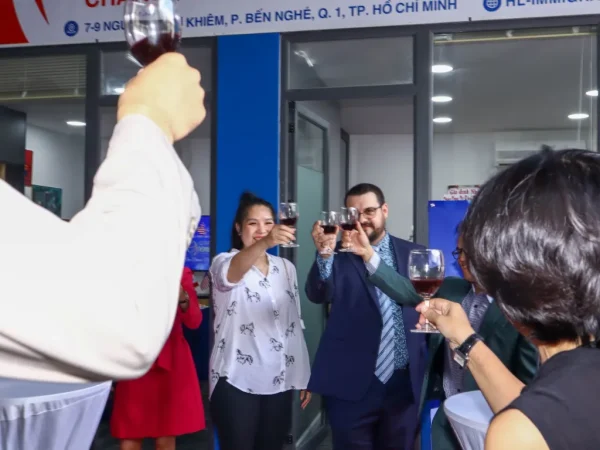 Mọi người nâng ly chúc mừng sự kiện khai trương của H&L Immigration